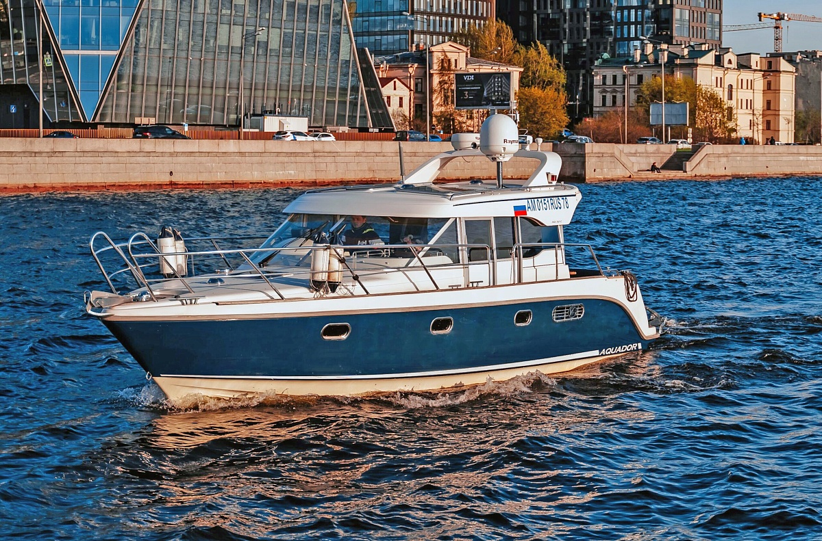 Аренда яхты Aquador 32 С в Питере